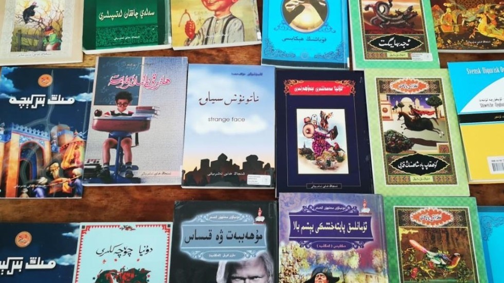 Ett urval av uiguriska böcker från Internationella biblioteket i Stockholm.