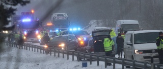 Sex bilar i trafikolycka – väg stängdes av