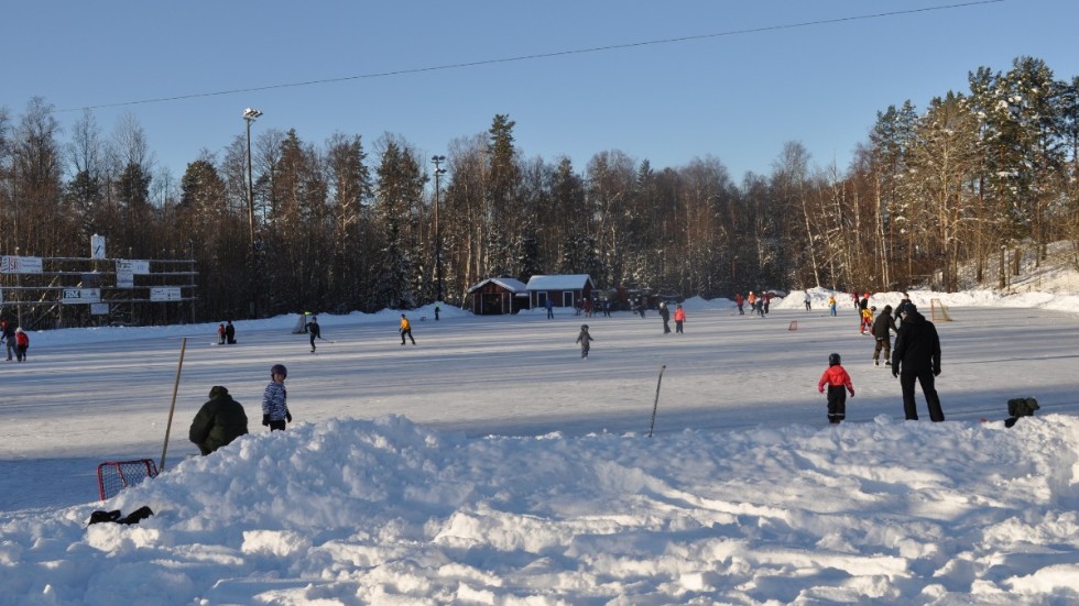 Många barnfamiljer passade på att åka skridskor på bandyplanen i Rydsnäs