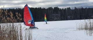 De seglar på isen: Fartkänslan och friheten är grejen