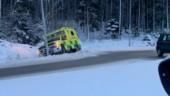 Ambulans gled i diket