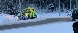 Ambulans gled i diket