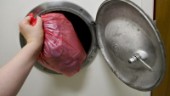 Nodra tittar i soppåsar från flerbostadshus i stan