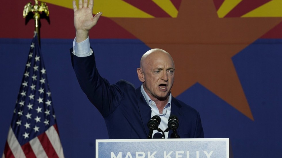 Demokraten Mark Kelly vinner enligt medier senatsposten för delstaten Arizona, där Republikanerna annars är traditionellt starka. Arkivbild.