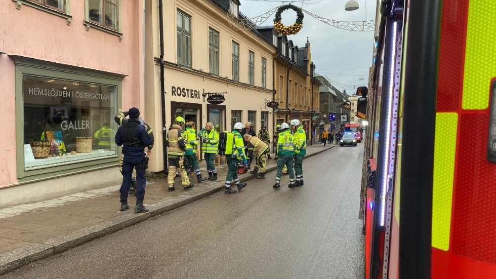 Ambulans, polis och räddningstjänst kallades till branden på Storgatan.