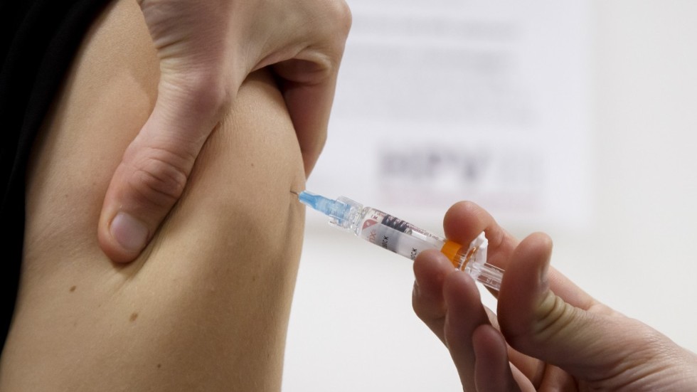 Enligt en opinionsundersökning som Cancerfonden lät utföra i början av året tror 75 procent av de kvinnor, födda mellan 1994–1999, som nu erbjuds gratis HPV-vaccin att de redan har ett fullgott skydd.