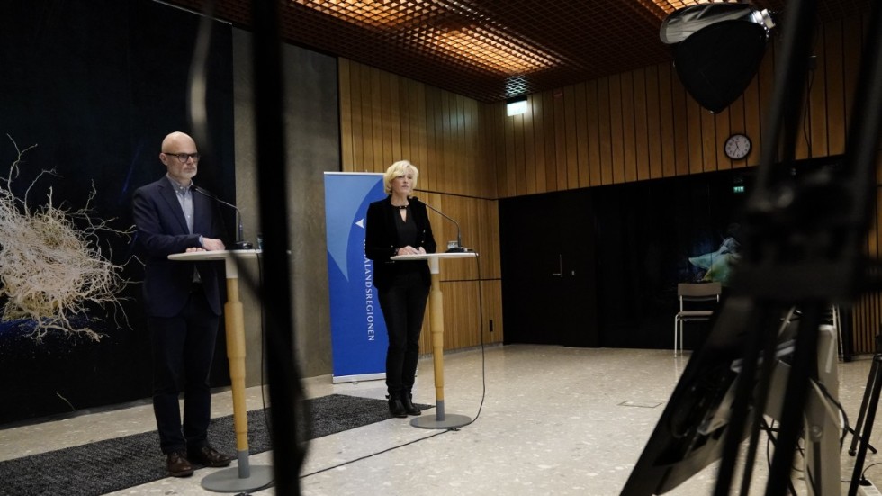 Thomas Wahlberg, smittskyddsläkare, och Ann Söderström, hälso- och sjukvårdsdirektör, vid en pressträff på onsdagen.