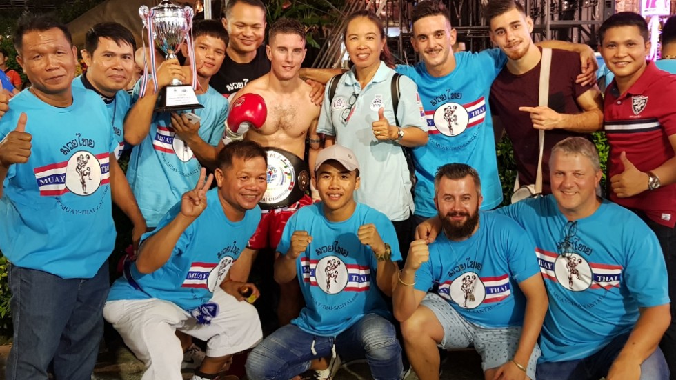 Den här bilden är från 2018, när den spanska fightern Gonzalo Tebar vann WPMF Championship i Bangkok. Han tränade på Niklas Hjalmarssons gym i Chiang Mai. Niklas är på den undre raden, längst till höger. Hans fru Jiraphan står i mitten. Nu har paret flyttat till Vrångfall i Vimmerby kommun.