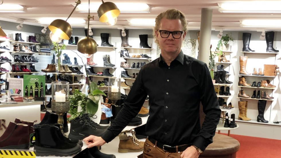 Fredrik Leiner är butiksinnehavare och tycker att de hårda coronarestriktionerna saknar substans, samtidigt som de slår undan benen för mindre butiksägare.