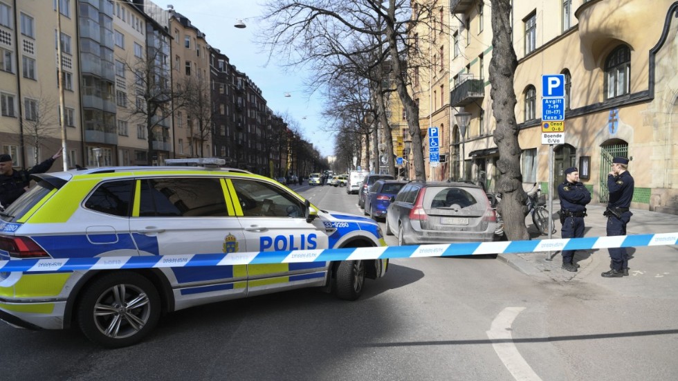 Poliser och avspärrningar på den plats på Birger Jarlsgatan där mordet ägde rum. Arkivbild.