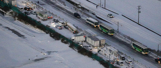 134 bilar krockade i snökaos i Japan