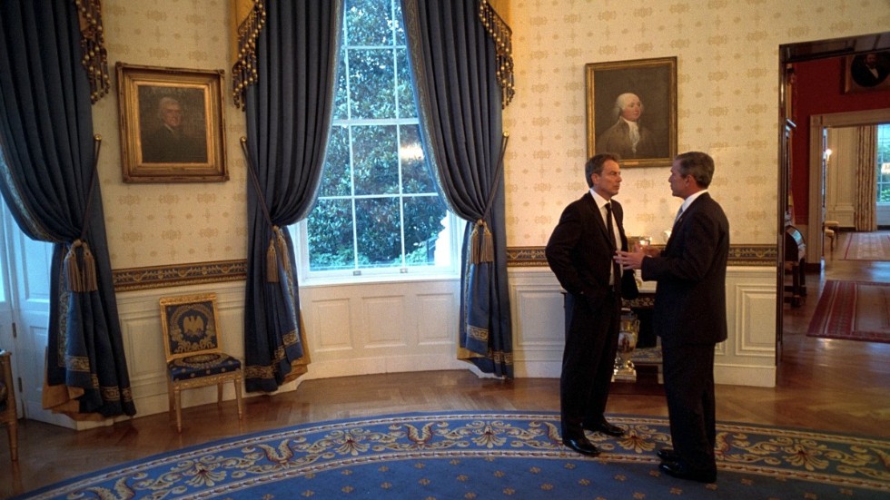Interiörbild från Blå rummet i Vita huset. På bilden, tagen den 20 september 2001, pratar George Bush den yngre med Storbritanniens dåvarande premiärminister Tony Blair.