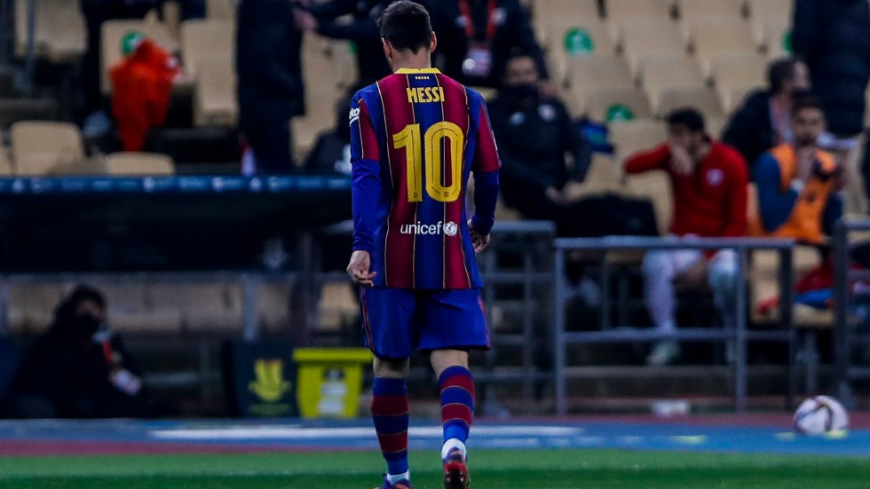Barcelonas Lionel Messi lämnar den spanska supercupfinalen efter att ha blivit utvisad.