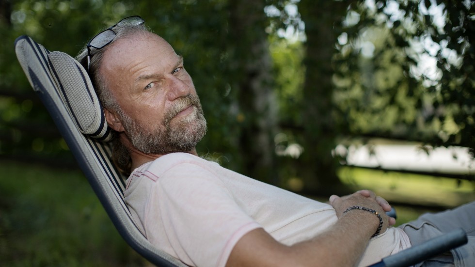 Hans Gunnarsson är född 1966. Han är uppvuxen i Finspång men bor numera i Stockholm. Han debuterade som författare 1996 med novellsamlingen "Bakom glas". Senast gav han 2019 ut romanen "Nattsida".