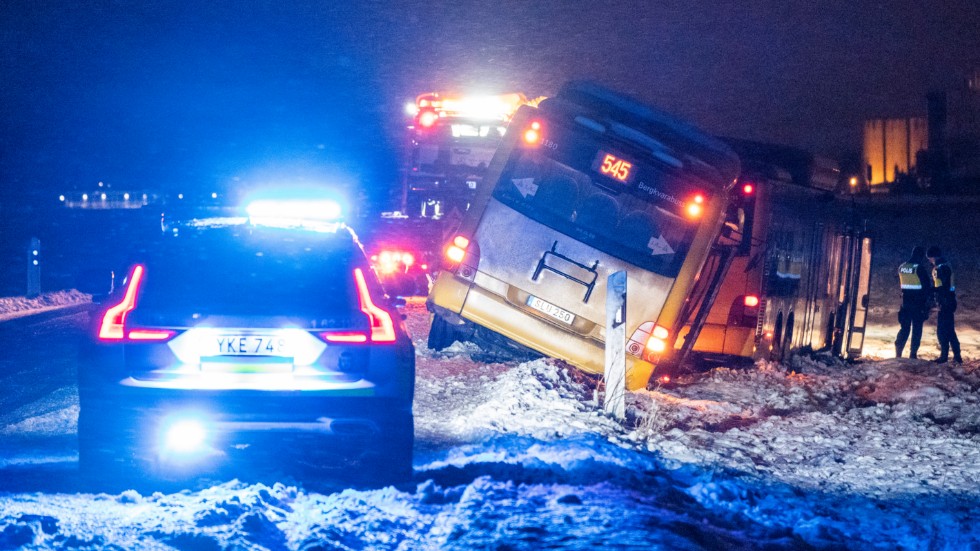 Polis och bärgare på plats där bussar blåst i diket på riksväg 118 vid Torsebo utanför Kristianstad i nordöstra Skåne i det ymniga snöfallet och hårda vinden på onsdagskvällen.
