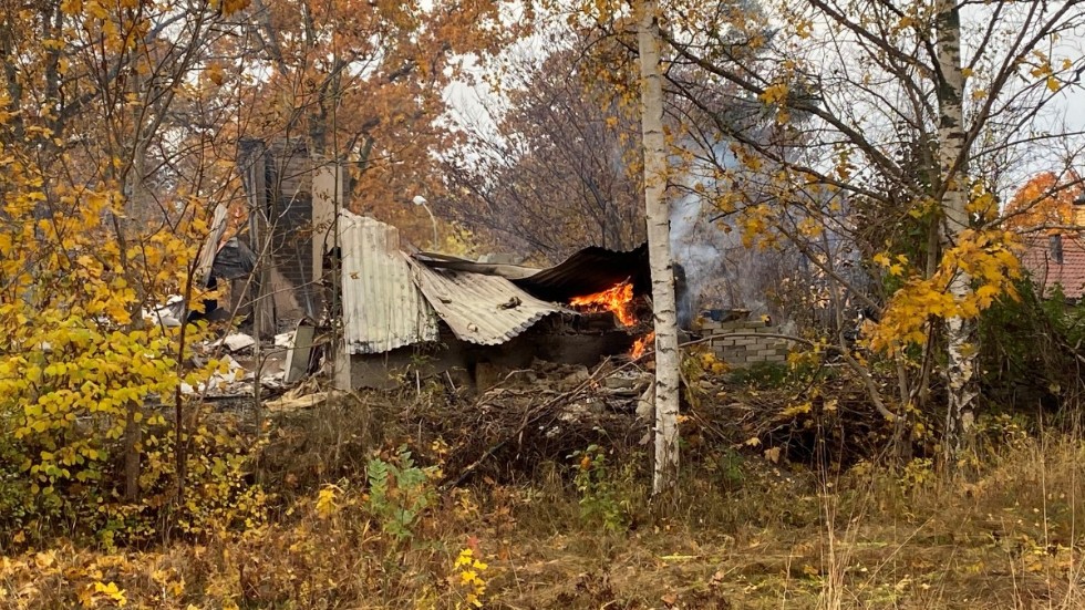 Räddningstjänsten lät huset brinna ner helt. 