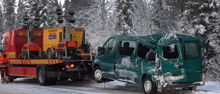 Minibuss med sju personer körde in i bergvägg på E10 utanför Kiruna – olyckan bedöms vara allvarlig