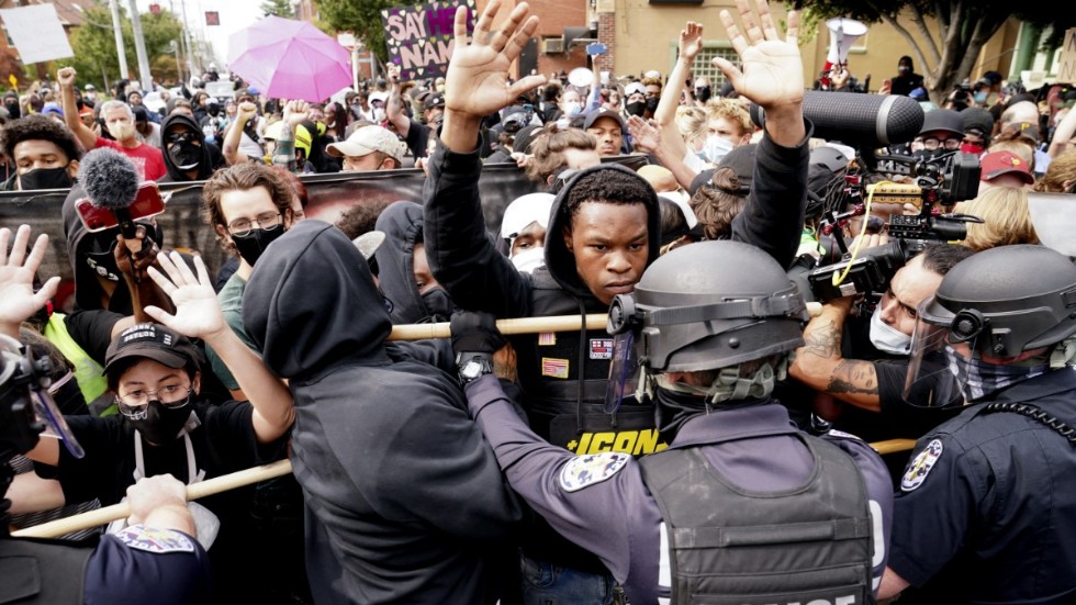 Demonstranter drabbade samman med polis i Louisville, Kentucky.