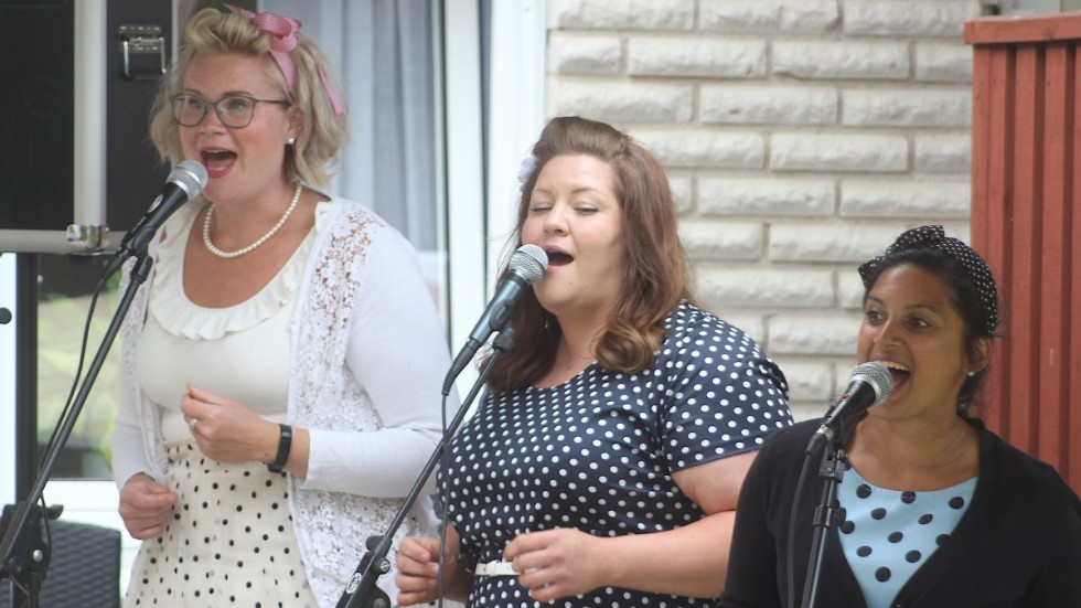 Sångerskorna Emilia Holmberg, Sandra Näslund och Marlene Karlström bildade nyligen bandet Dolly Dots. Nu uppträder de för kommunens äldre.