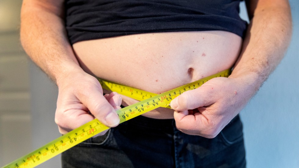 Överviktiga personer är i riskgrupp för att drabbas extra hårt av covid-19. Samhället behöver göra mer för att bekämpa fetma, men det kommer inte ske genom fler pekpinnar eller skatter. 
