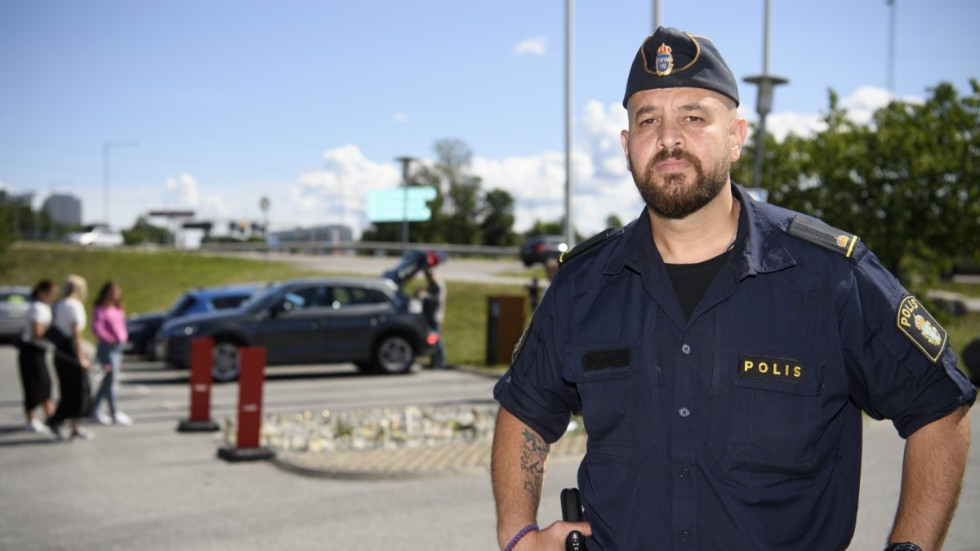 Martin Lazar, kommunpolis i Botkyrka vid platsen där en flicka sköts ihjäl.