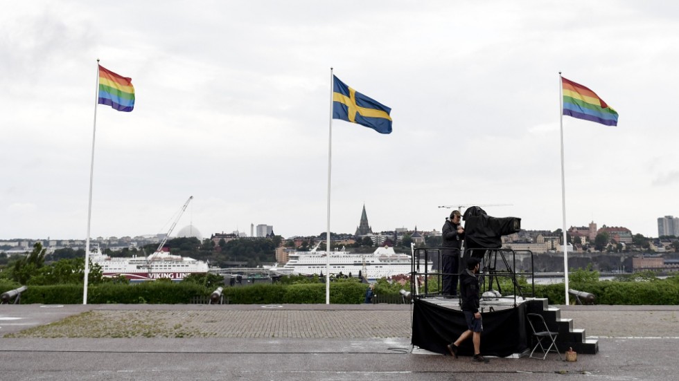 HÖGTID. PÅ Skansen i Stockholm vajar svenska flaggan tillsammans med prideflaggan.