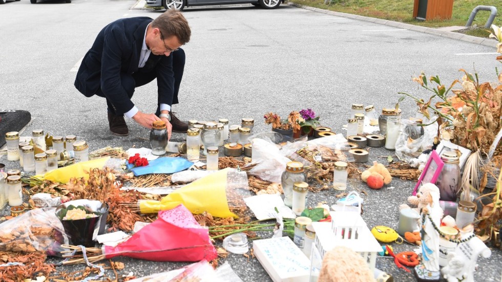 Moderaternas partiledare Ulf Kristersson tänder ett ljus på platsen i Botkyrka där en tolvårig flicka sköts ihjäl den 2 augusti. Han besökte också Våldspreventivt centrum i kommunen.