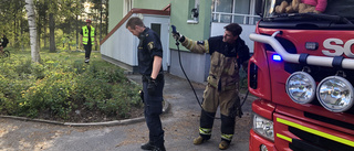 En gripen efter brand – tände eld vid lägenhetsdörr 
