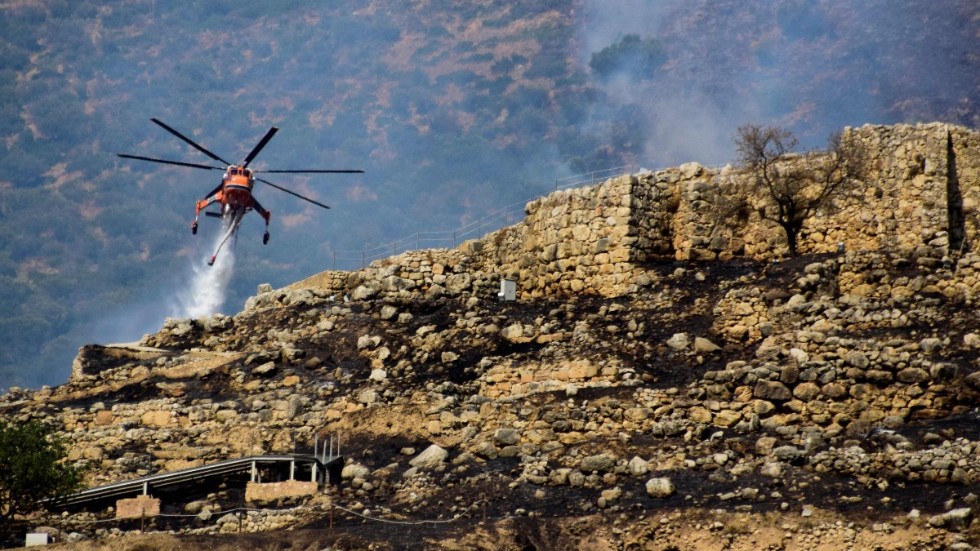 En mark- och terrängbrand tvingade fram en evakuering av besökare vid den arkeologiska fyndorten Mykene i Grekland på söndagen.