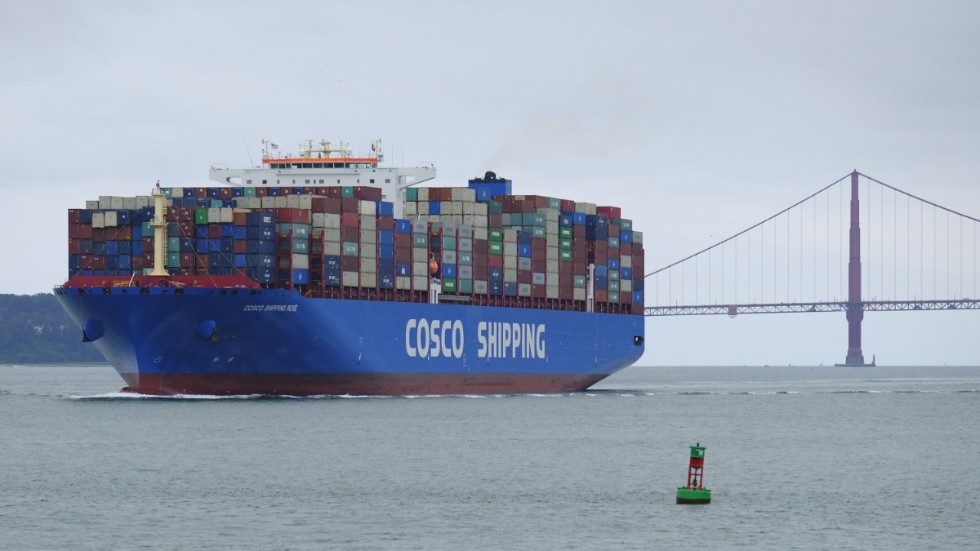 Ett containerfartyg passerar Golden Gate-bron utanför San Francisco. En rad lastfartyg väntar utanför USA:s västkust på att få lasta av sitt gods, vilket gör att hundratusentals containrar är fast ombord på fartygen. Arkivbild.