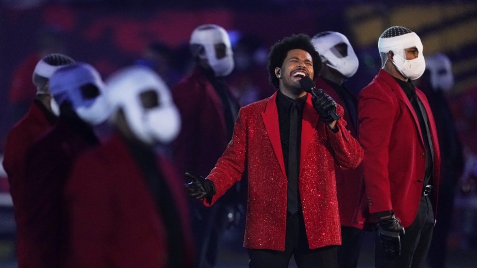 The Weeknd uppträder med maskklädda dansare.