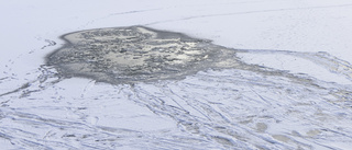 Skoter körde genom isen – två hamnade i vattnet • Räddningstjänsten varnar för tunna isar