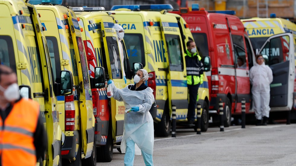 Dussintals ambulanser i kö för att lämna över covid-19-patienter till Santa Maria-sjukhuset i Lissabon. Arkivfoto.