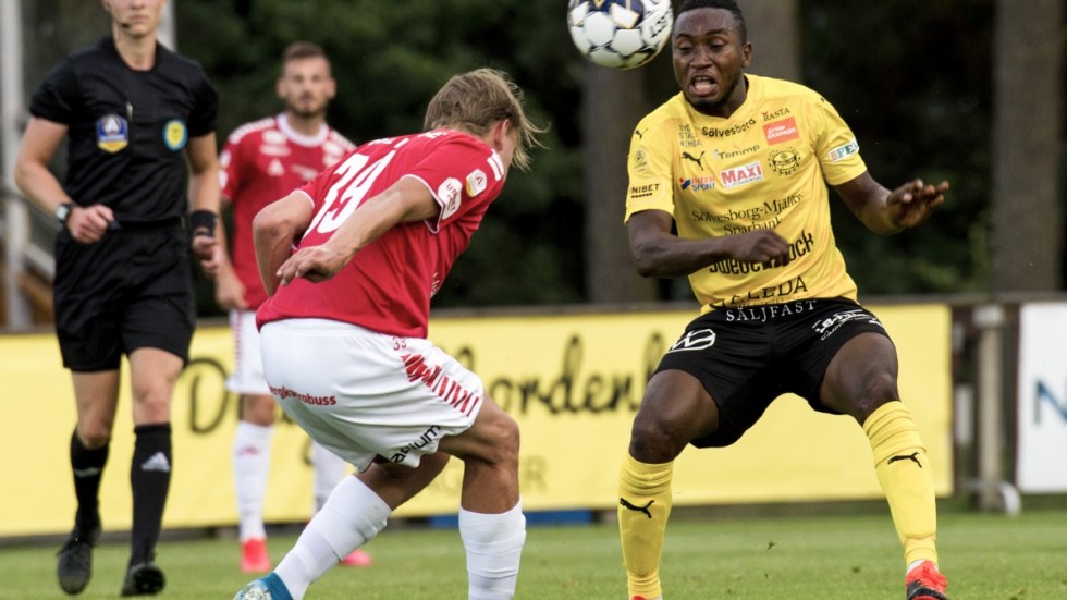 Kalmars Isak Magnusson och Mjällbys Moses Ogbu i duell under 2–2-matchen Mjällby AIF på Strandvallen i Hällevik.