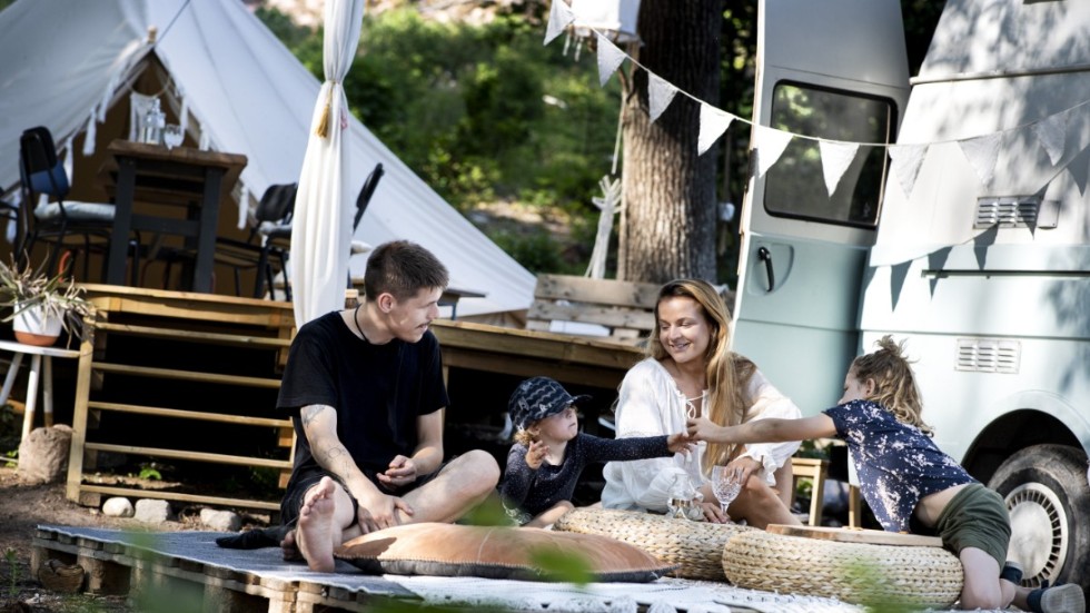 Amalia Braunsthal bor med sin man Robin och barnen Sixten 6 år, och Hedda, 3 år i en buss. Med trädäck och en altan känns boendeytan större.