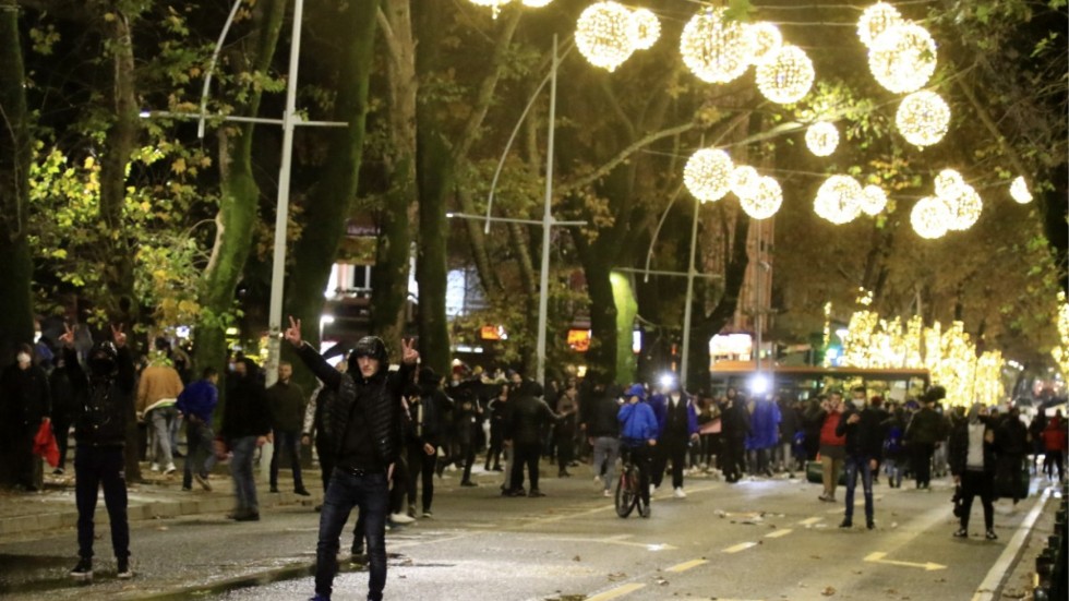 Människor i omlopp vid protester i Tirana på torsdagen.