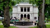 De berättar sanningar och skrönor om Nyköpings teater: "Gammal regnrock som ingen vågade röra"