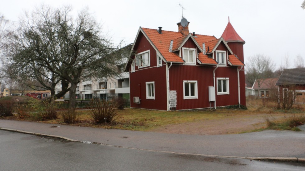 Det lilla röda huset med sina två lägenheter har köpts av kommunen för 475 000 kronor. Anledningen är det strategiska läget mellan Oredan och Sämjan.
