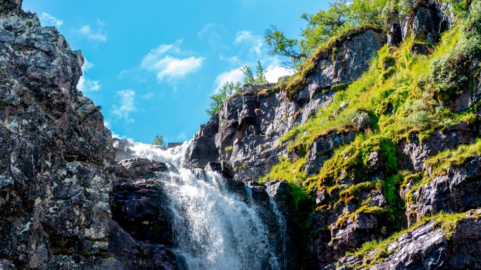 Njupeskär har ett av Sveriges högsta fria fall, 70 meter.