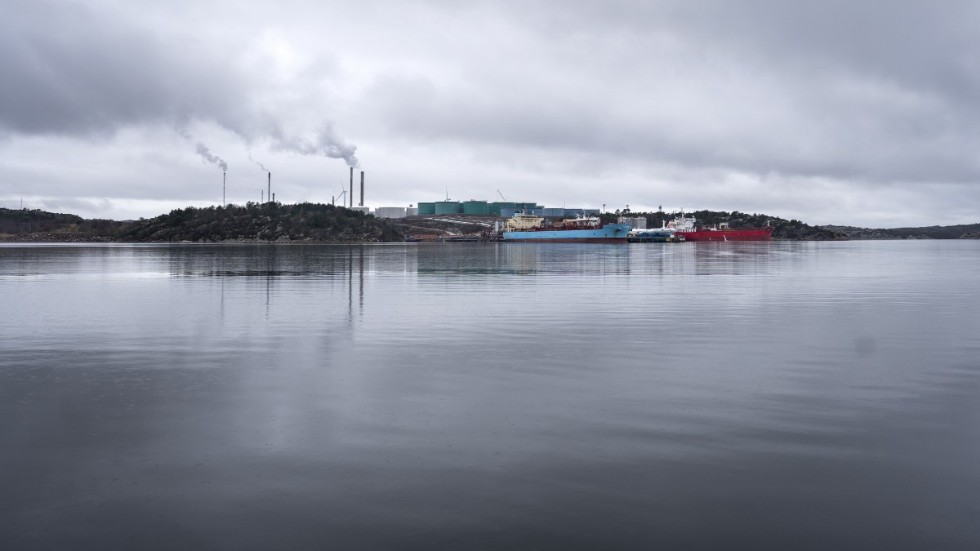 Greenpeace blockerar med sitt fartyg inloppet till Preemraff i Lysekil. Arkivbild.