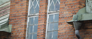 Granne larmar om tegelhusets förfall – nu byts fönstren