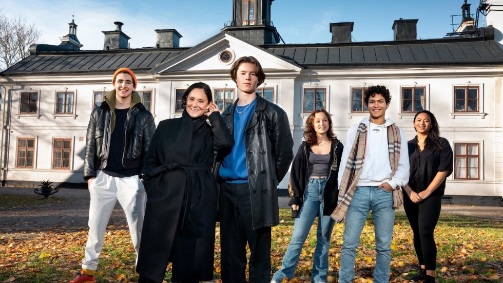 Pernilla August, Edvin Ryding och Omar Rudberg har alla roller i Netflix-serien "Young Royals".