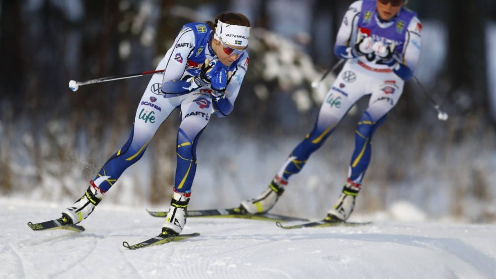 Ebba Andersson och Frida Karlsson i en interna skidtävling med damlandslaget tidigare under 2020.