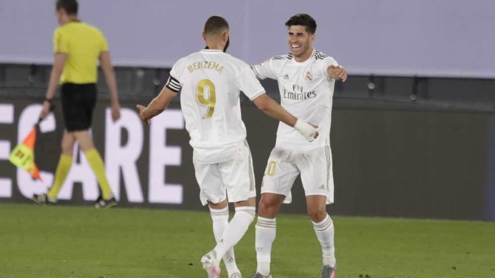 Karim Benzema och Marco Asensio blev Real Madrids målskyttar i 2–0-segern mot Alavés,