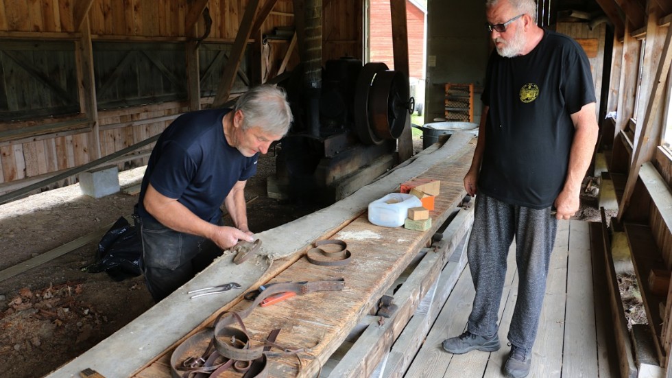 Sven-Erik Johansson och Roland S Johnsson förbereder det gamla sågverket inför uppstarten. För att hylla Motorns dag som inte blir av i år, kommer föreningen att köra sågen vid Hemesterdagarna.