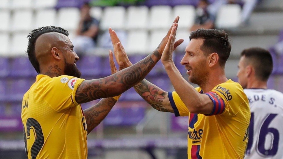 Arturo Vidal och Messi firar matchens enda mål.