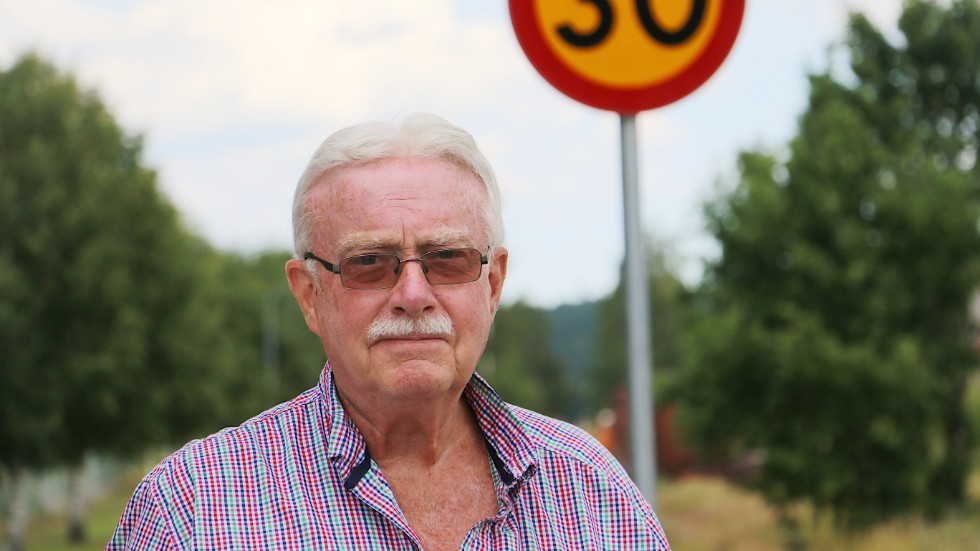 Expolitikern Göran Berglund anser att 30-skyltarna är olagliga, sedan han överklagat hastighetssänkningen ännu en gång.