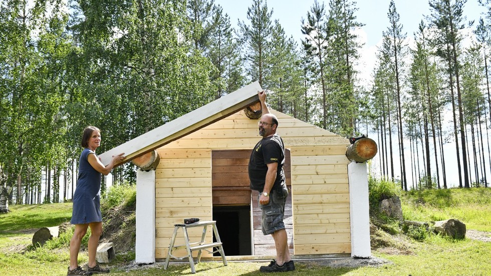 Gunilla och Johannes Ståhl bygger och restaurerar den gamla jordkällaren som står mitt på deras gårdsplan i Medle.