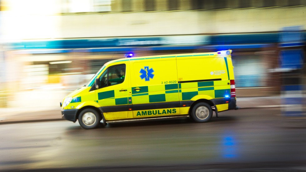 En man föll från en stege och skadade sig på fredagsmorgonen. Han fördes med ambulans till sjukhuset i Västervik.