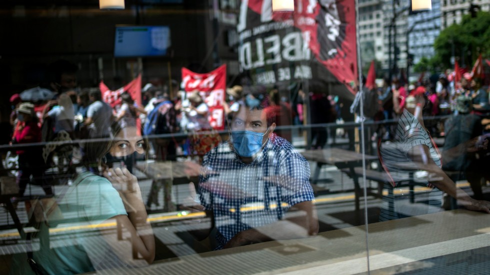 IMF-uppgörelserna är kontroversiella i Argentina. Här tittar ett par på en demonstration i Buenos Aires i januari.